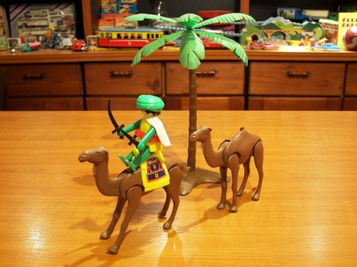 Schenk arab beduin tevékkel, pálmafával (magyar Playmobil utánzat) Régi játék