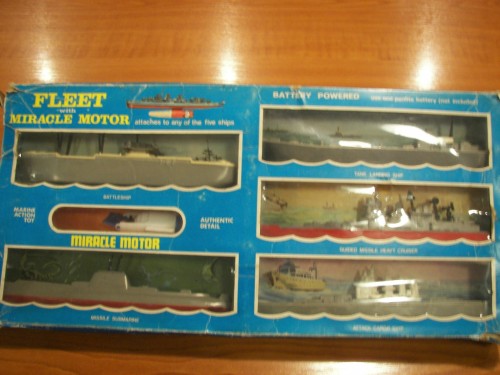 Különleges játékkészlet a 70es évekből eladó! 4 különböző hadihajó és egy tengeralattjáró egy szettben. Régi játék